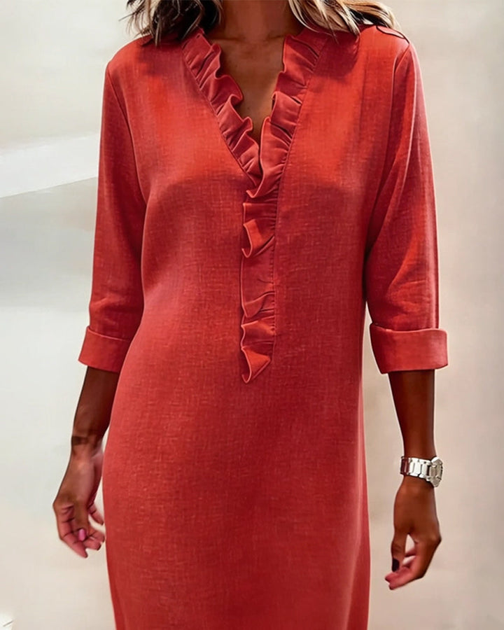 Vestido de mujer con cuello alto y detalles plisados