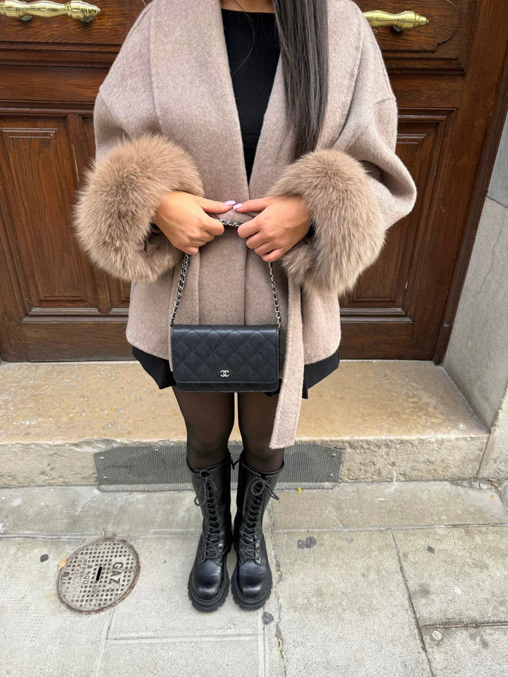 Cappotto da donna effetto cintura con maniche in pelliccia sintetica