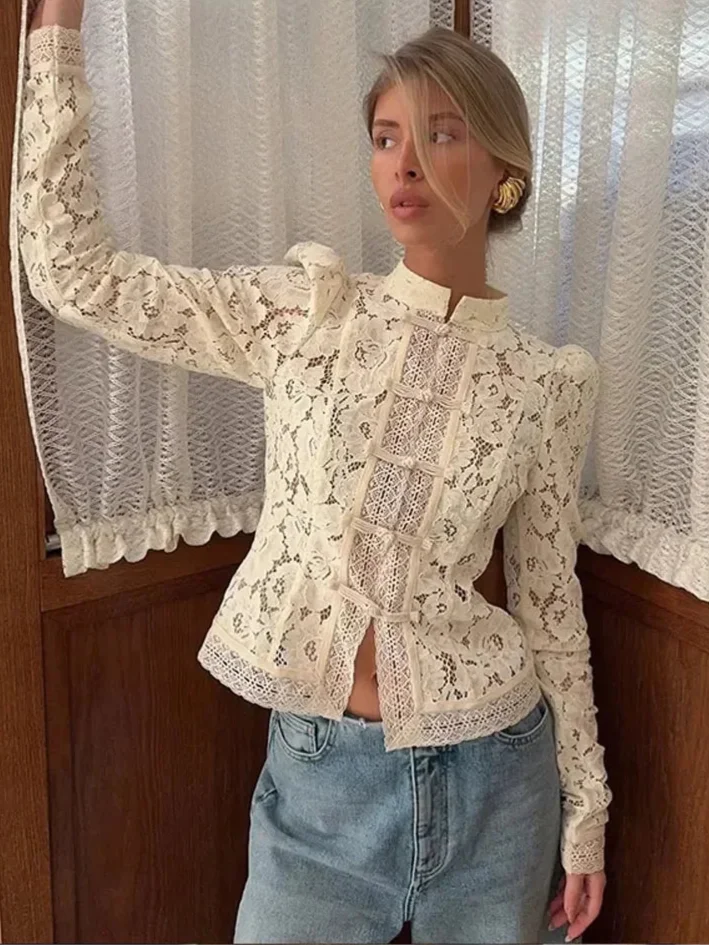Dámská halenka s dlouhými rukávy z elegantní krajky
