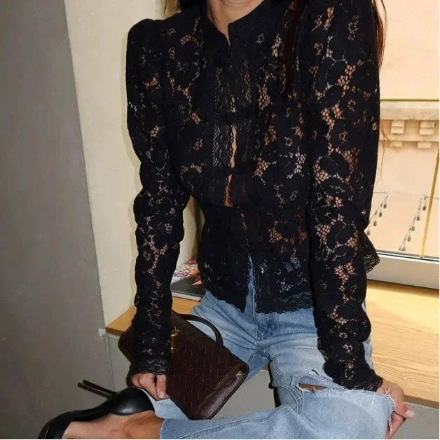 Dámská halenka s dlouhými rukávy z elegantní krajky