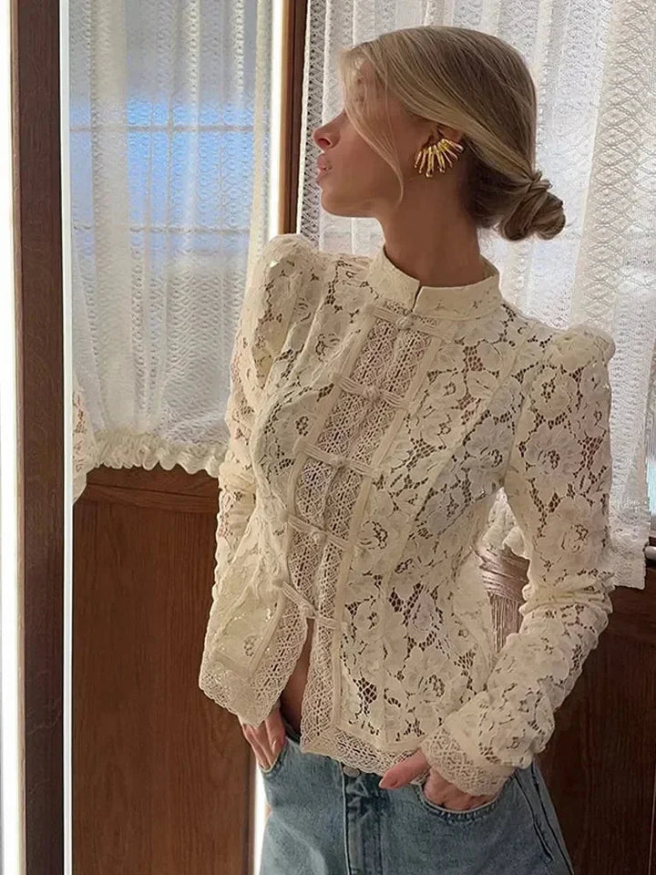 Dámská halenka s dlouhými rukávy z elegantní krajky