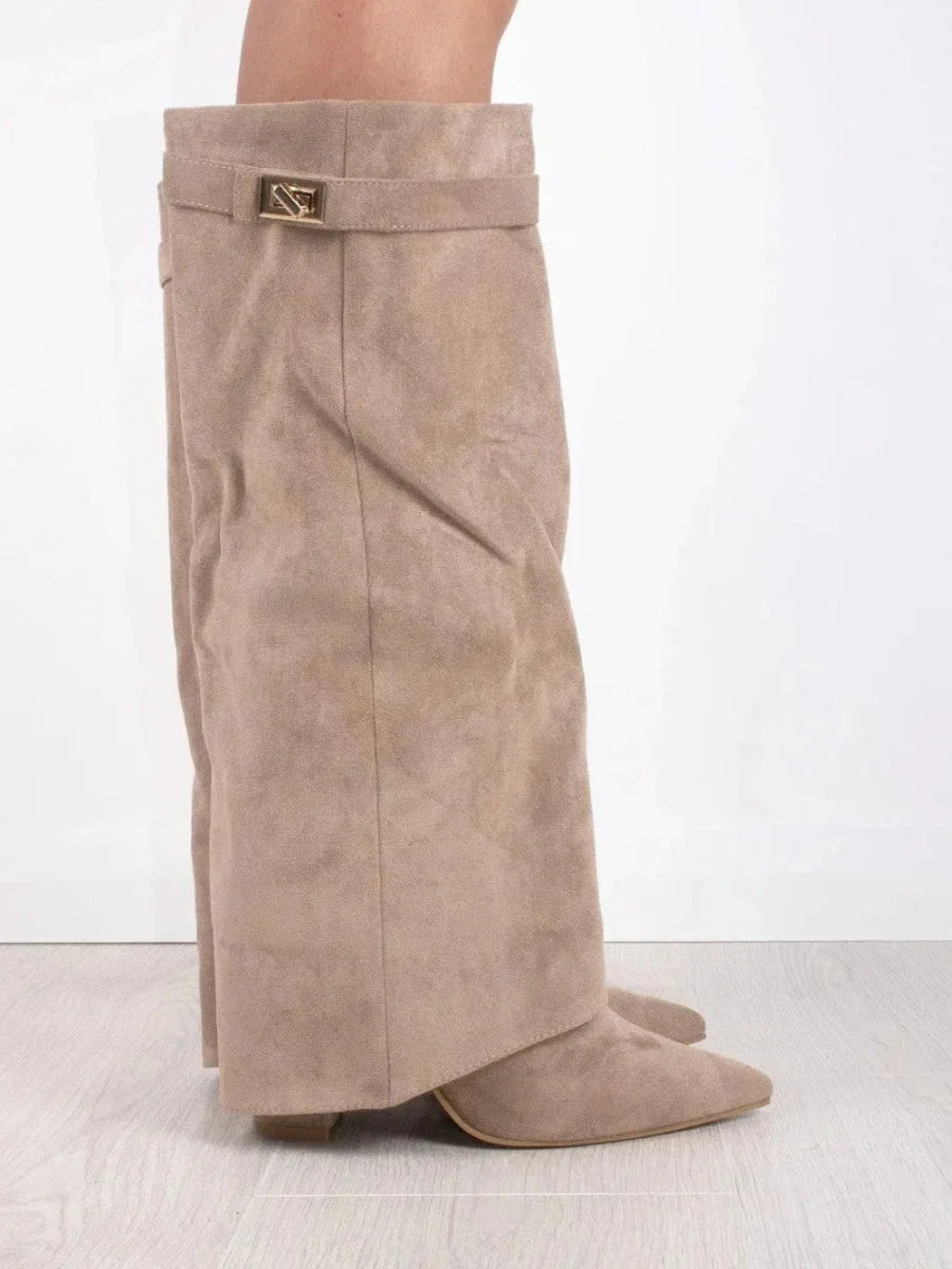 Stivali in camoscio da donna con dettagli metallici
