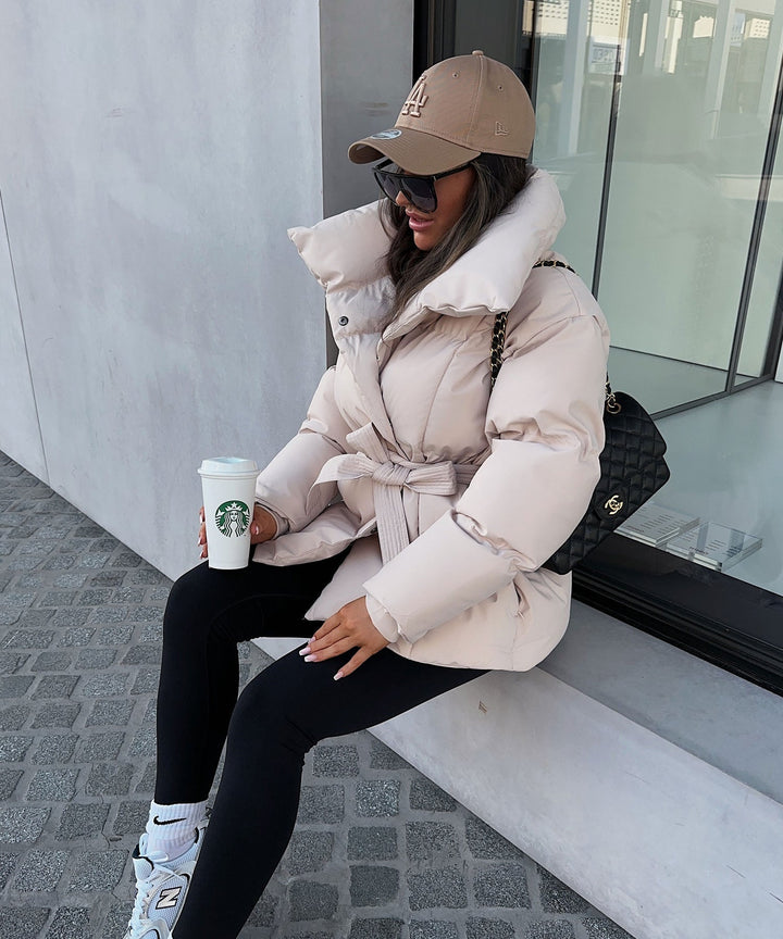 Piumino Cinturato: Calore Elegante & Silhouette Invernale
