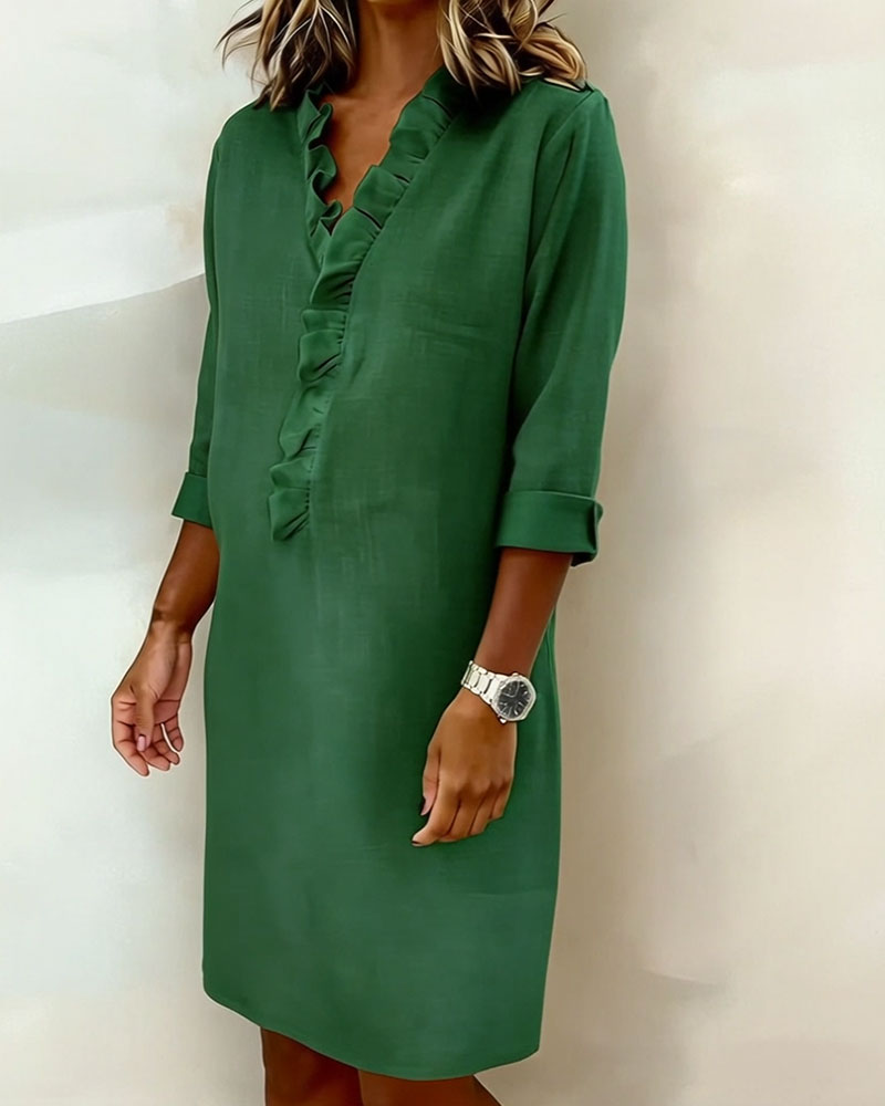 Vestido de mujer con cuello alto y detalles plisados