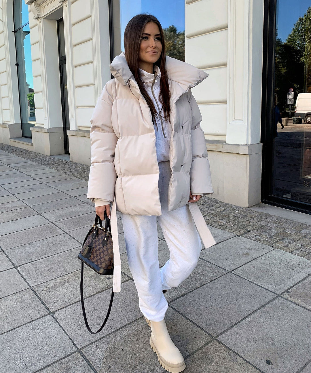 Piumino Cinturato: Calore Elegante & Silhouette Invernale