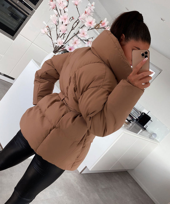 Piumino Cinturato: Calore Elegante & Silhouette Invernale