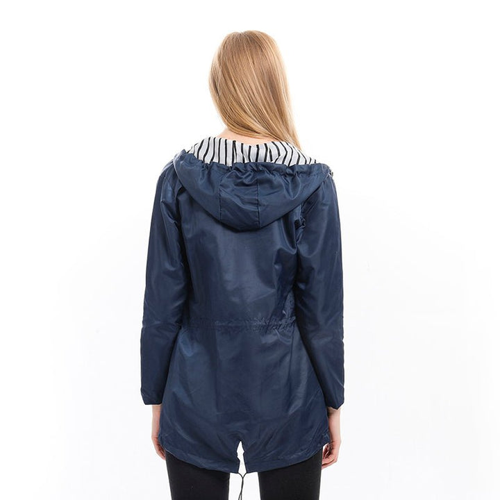 Abrigo de mujer con capucha y cintura ajustable