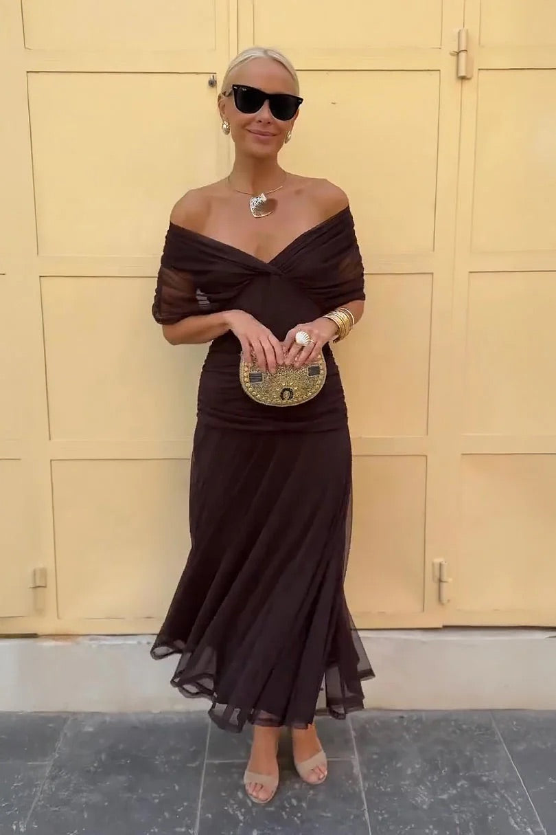 Dlouhé dámské šaty s překříženým výstřihem a elegantní siluetou