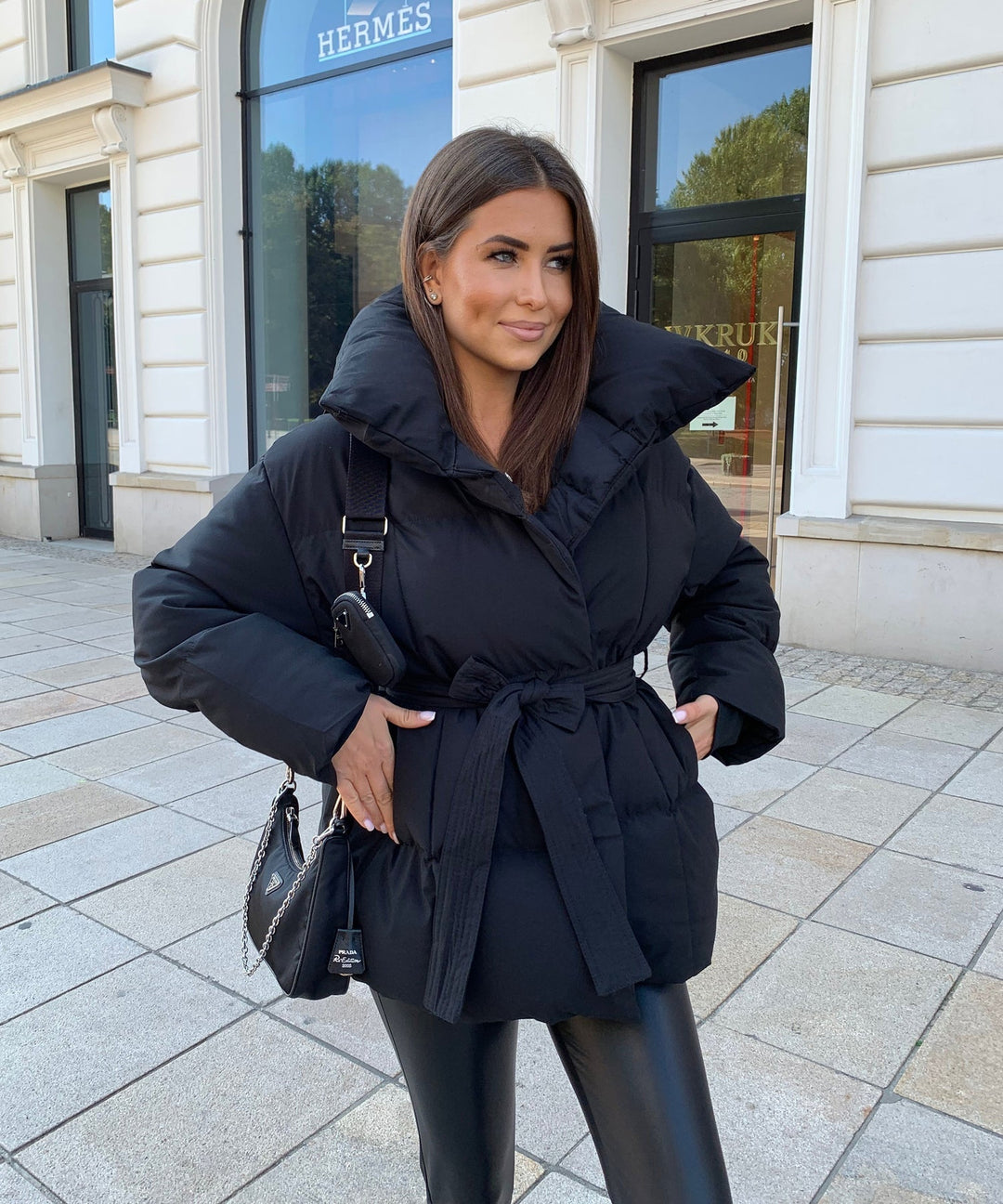 Piumino Cinturato: Calore Elegante & Silhouette Invernale