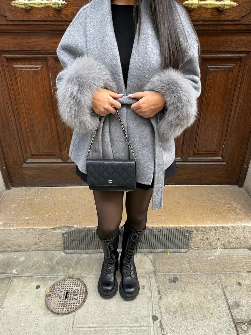 Cappotto da donna effetto cintura con maniche in pelliccia sintetica
