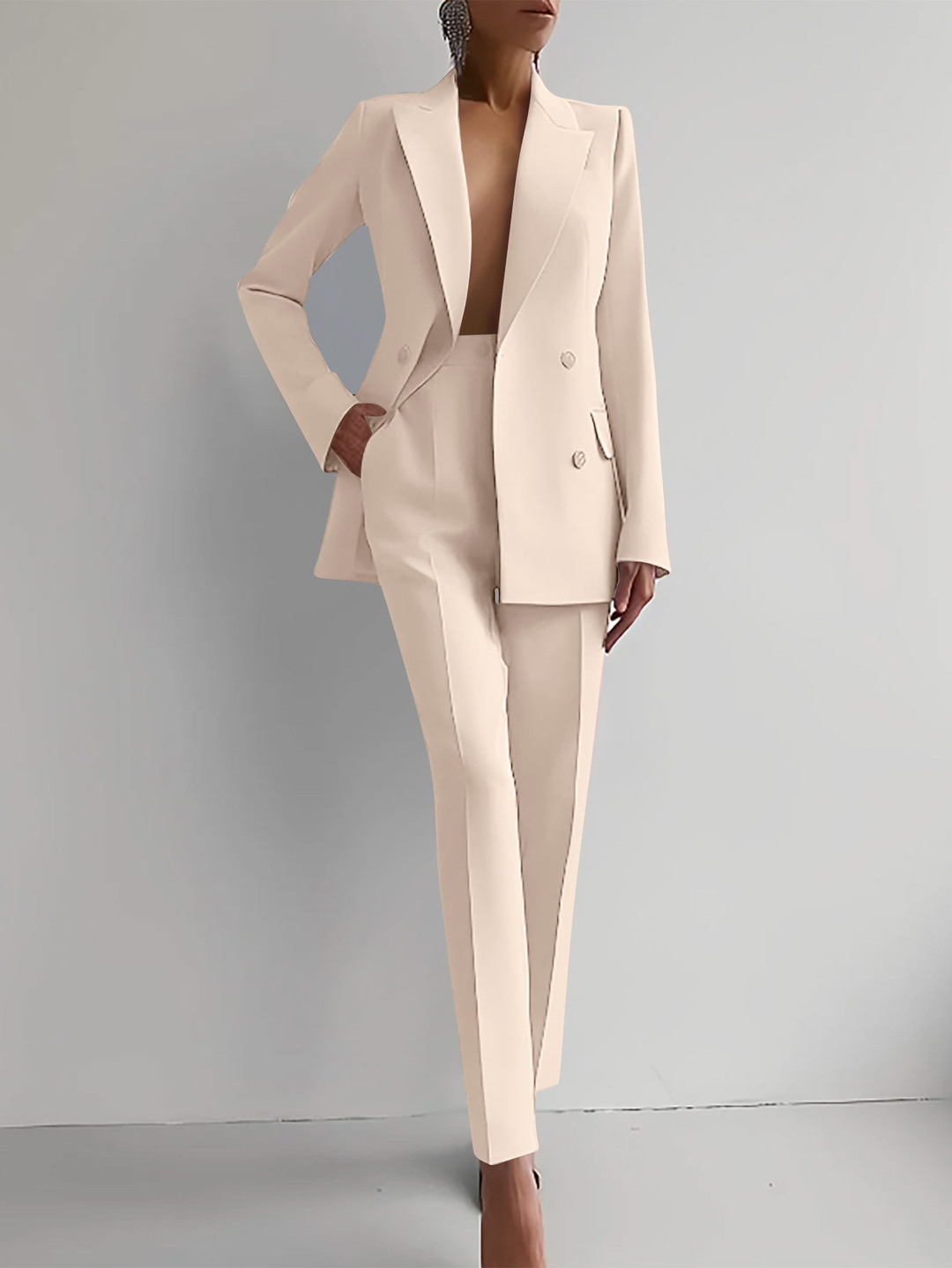 Tailleur da donna con blazer doppiopetto e pantaloni