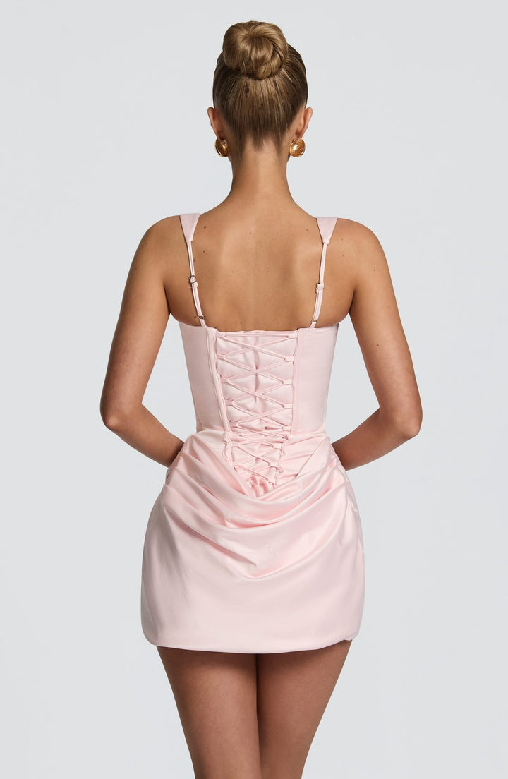 Dámské mini šaty s řasením a hranatým výstřihem