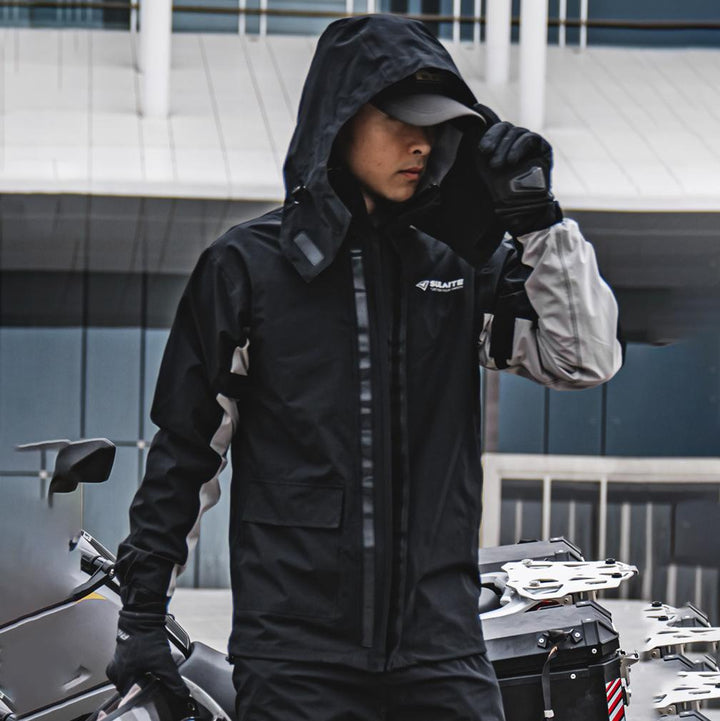 Completo da uomo con giacca e pantaloni impermeabili