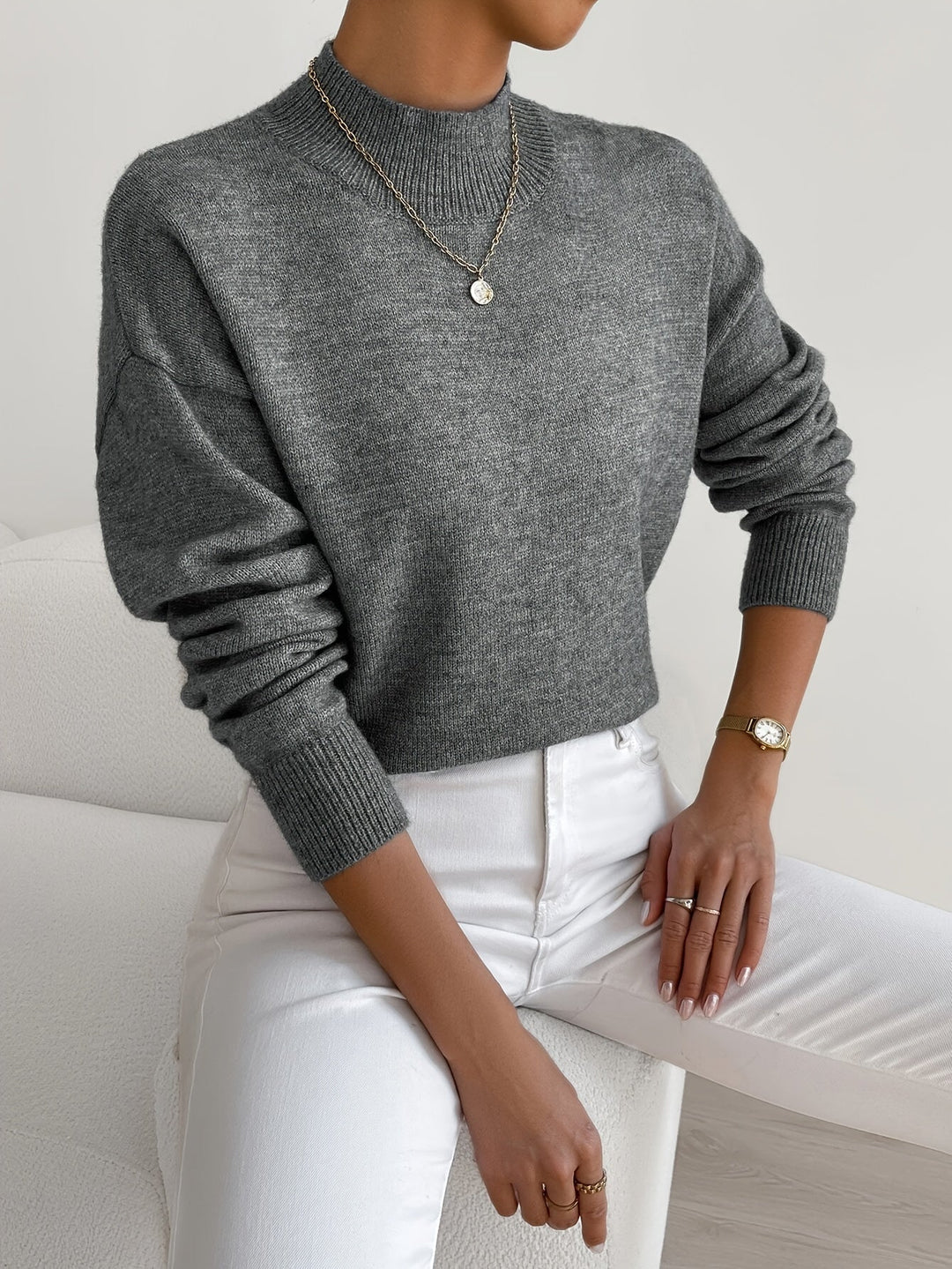 Maglione da donna classico a collo alto e maniche lunghe