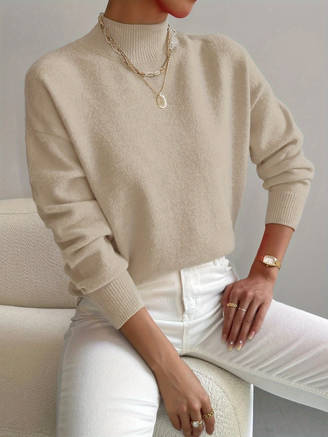 Maglione da donna classico a collo alto e maniche lunghe