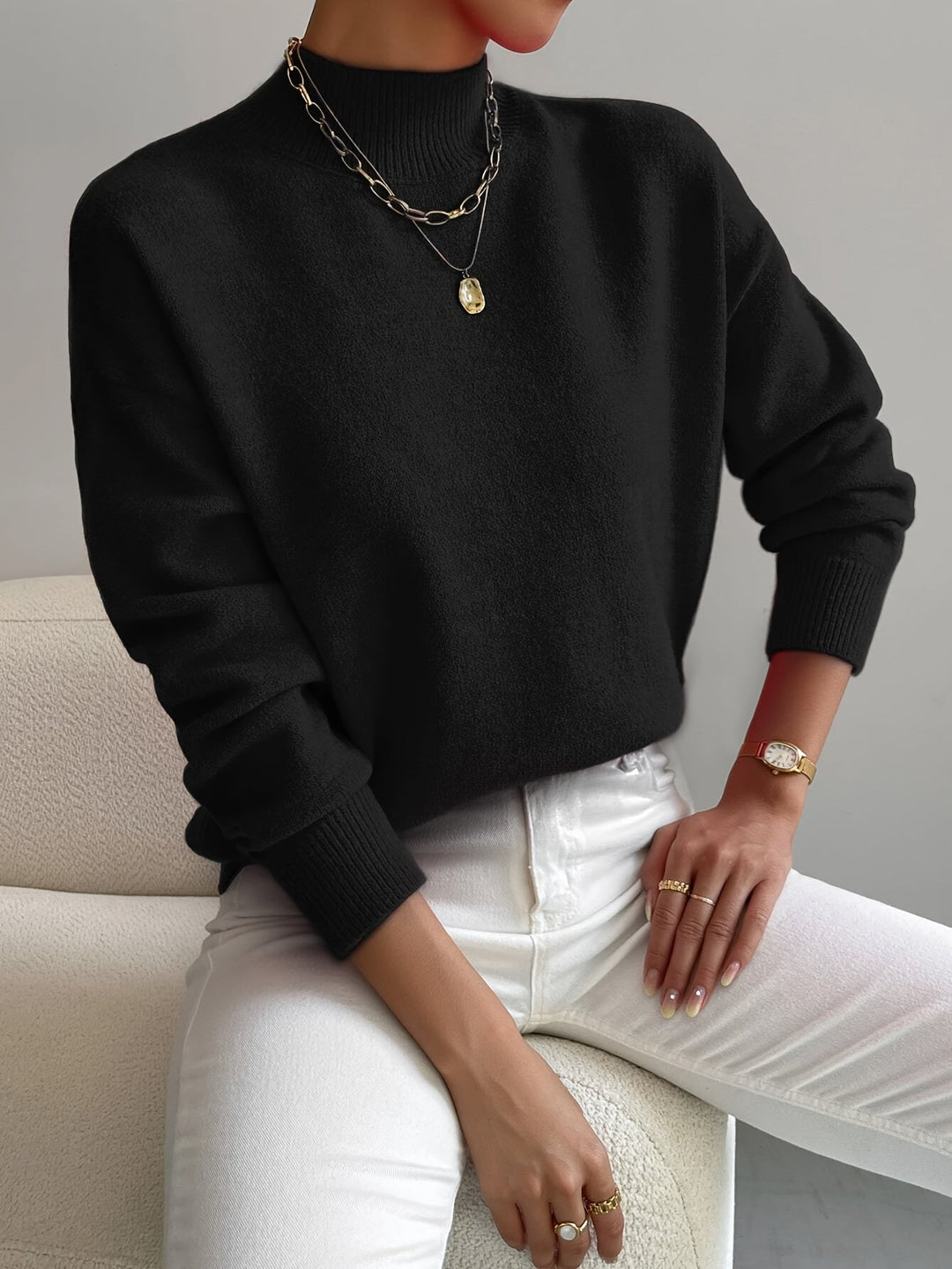 Maglione da donna classico a collo alto e maniche lunghe