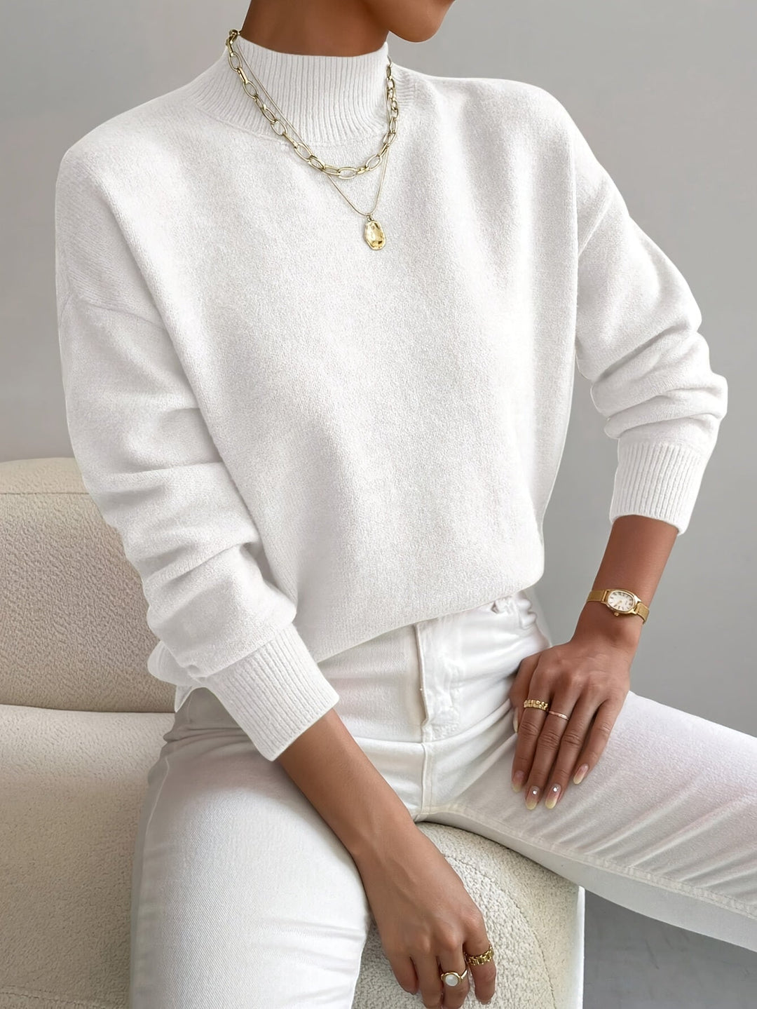 Maglione da donna classico a collo alto e maniche lunghe