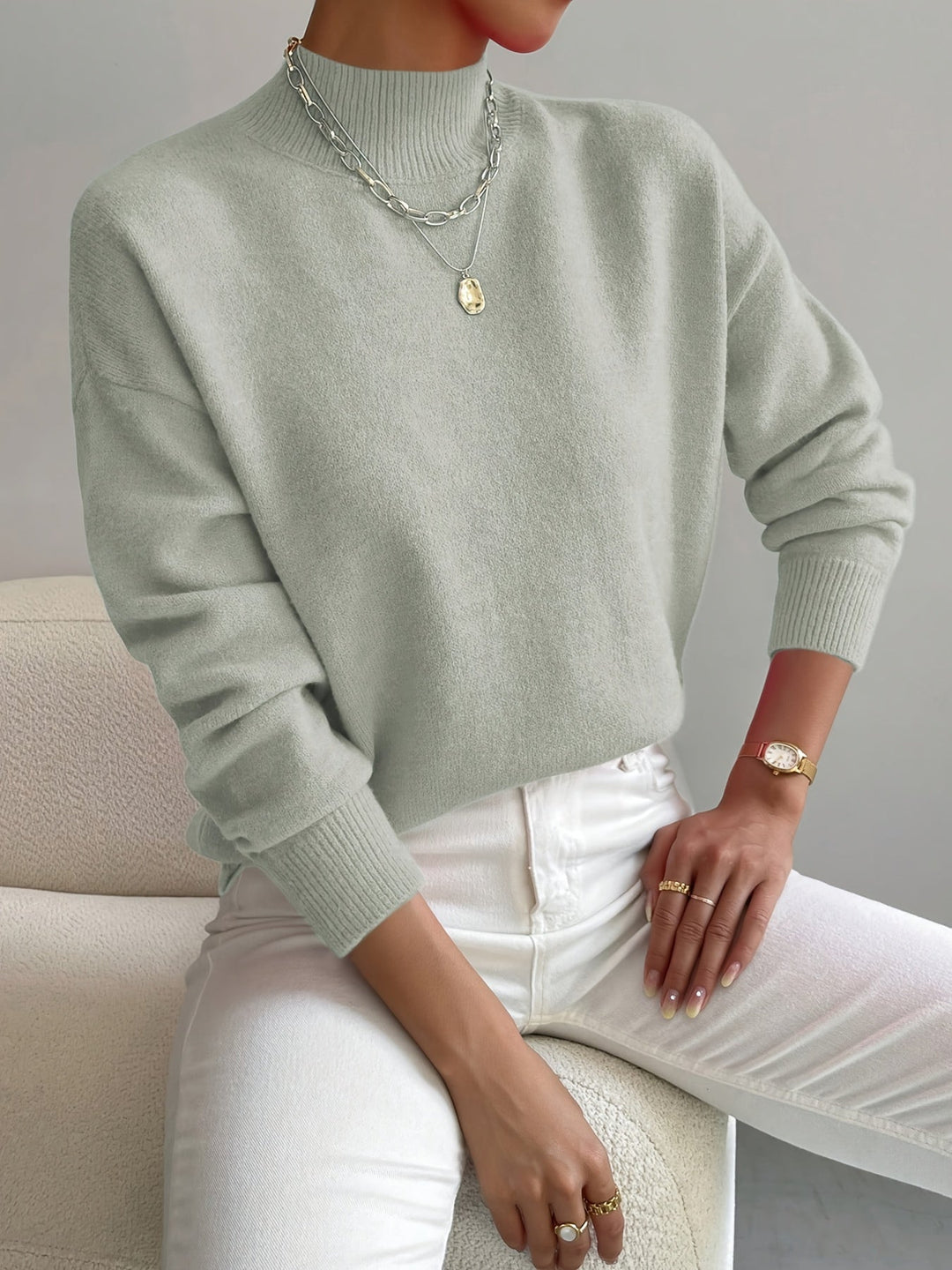 Maglione da donna classico a collo alto e maniche lunghe