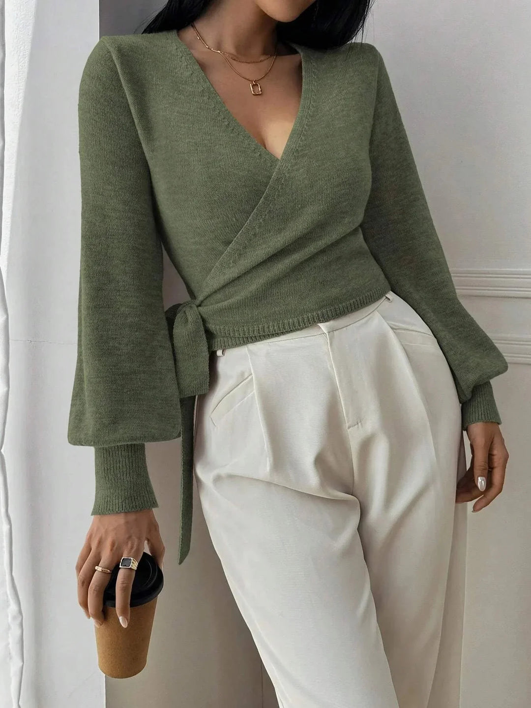 Elegantní zavinovací svetr s nabíranými rukávy pro stylové a moderní ženy