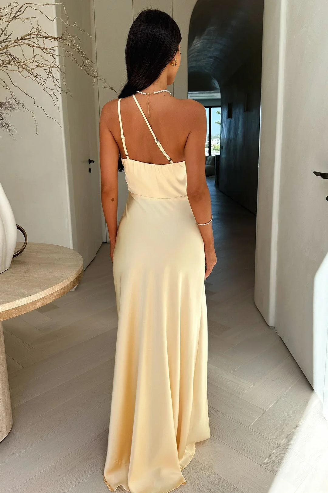 Robe Longue Asymétrique Femme Beige avec Fente Latérale Élégante