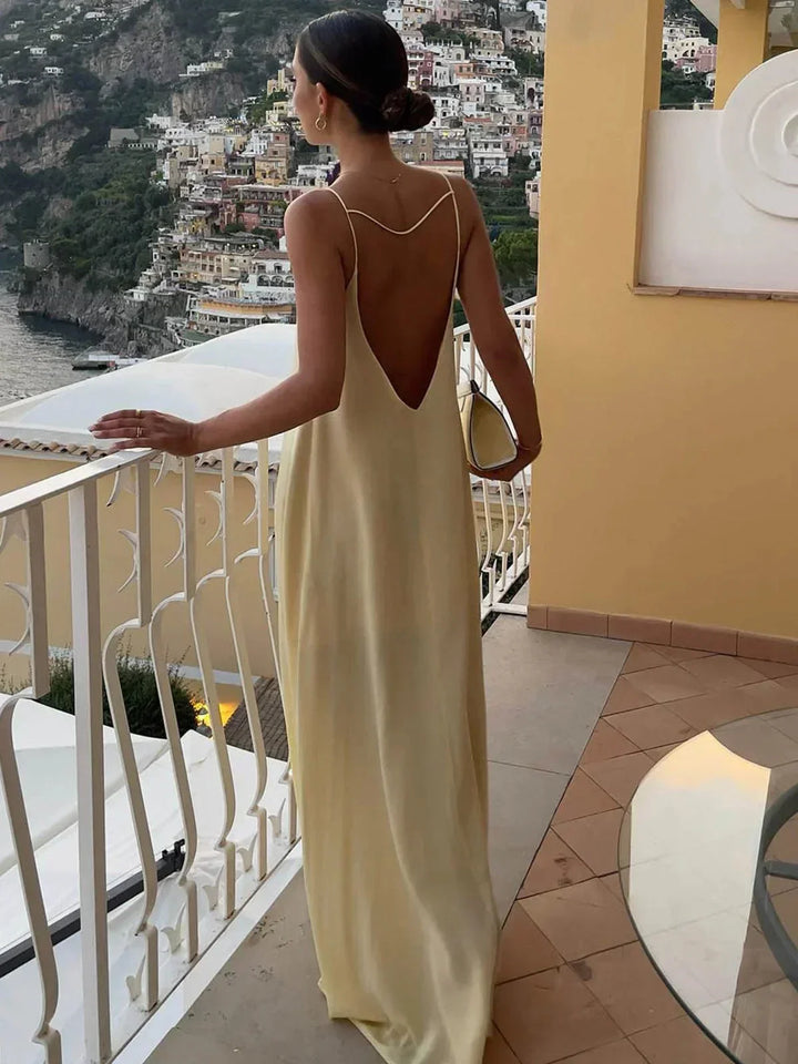 Abito lungo giallo con schiena scoperta da donna per l'estate