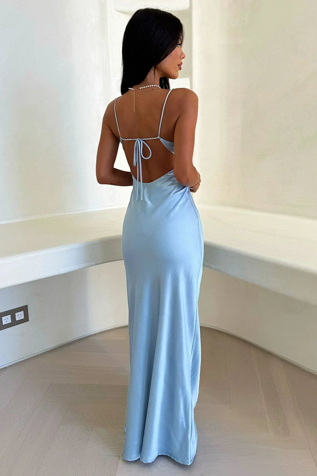 Robe Longue Femme à Bretelles Fines avec Tissu Léger et Coupe Fluide