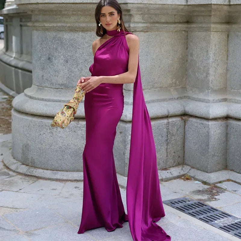 Abito lungo elegante con schiena scoperta e sciarpa fluida