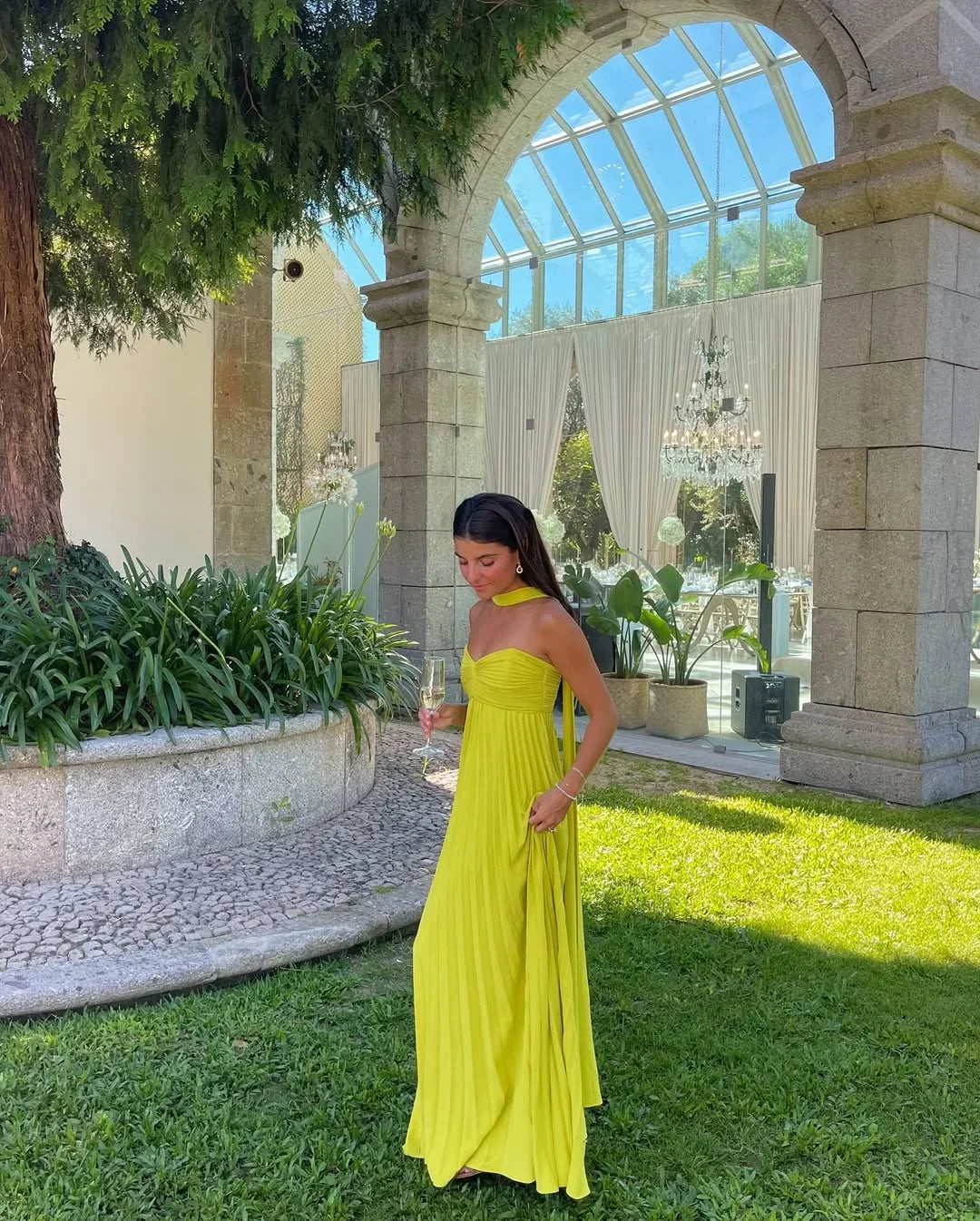 Robe Longue Femme Élégante Plissée à Bretelles Fines et Silhouette Fluide