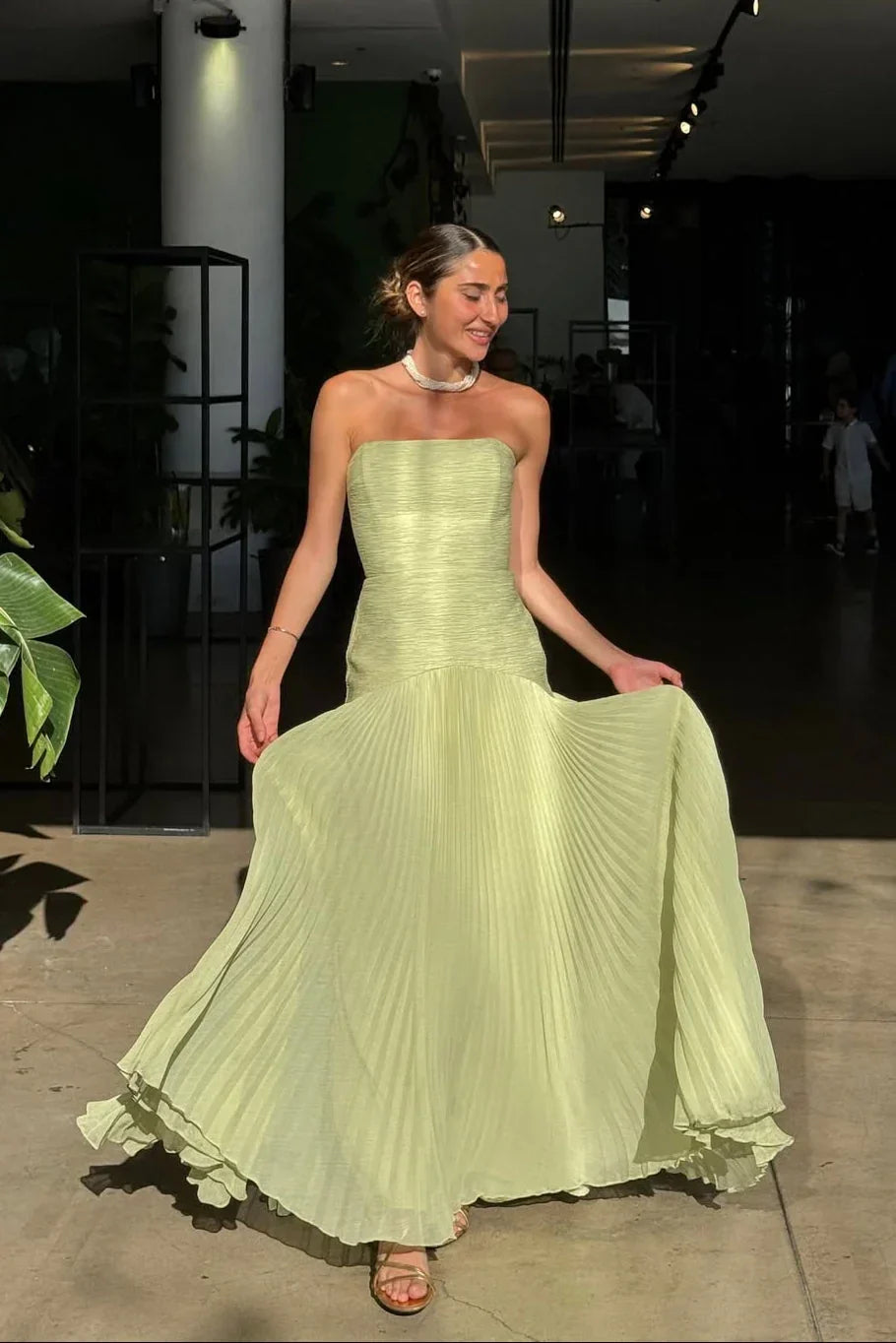 Robe Longue Femme Verte Plissée en Tissu Léger avec Décolleté en V et Manches Courtes