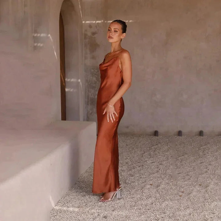 Abito lungo in satin con scollo a cappuccio donna