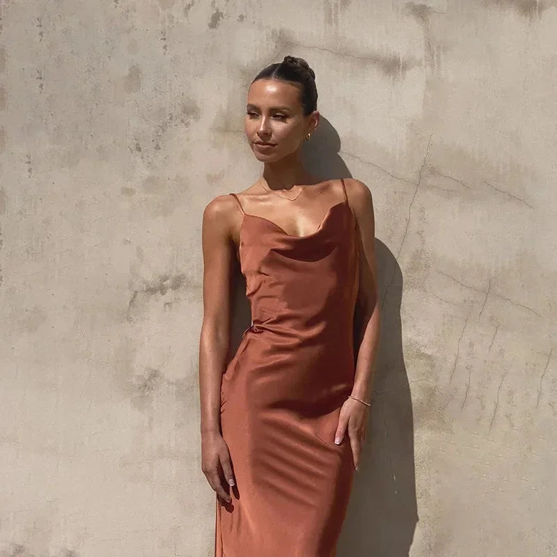 Abito lungo in satin con scollo a cappuccio donna