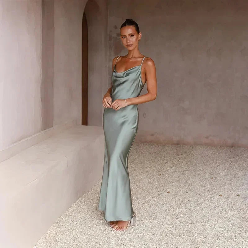 Abito lungo in satin con scollo a cappuccio donna