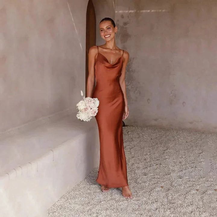 Abito lungo in satin con scollo a cappuccio donna