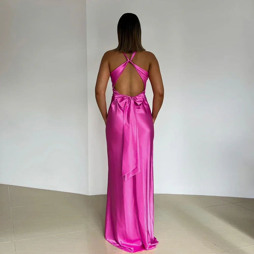 Dlouhé dámské šaty s volným střihem v moderním elegantním stylu
