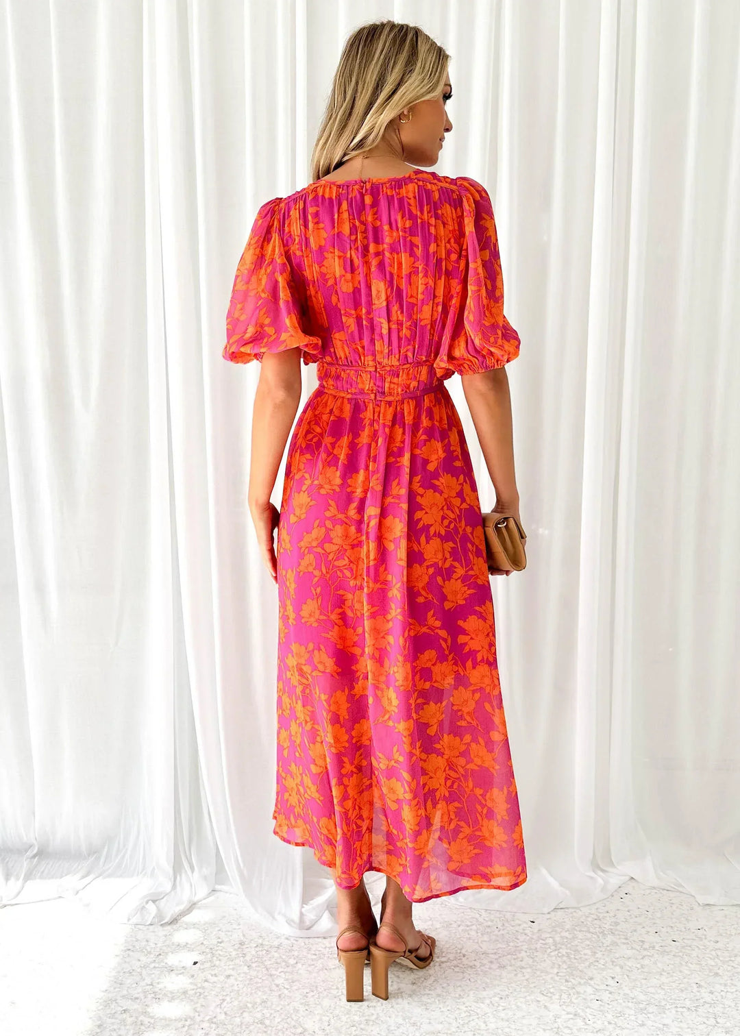 Dámské květované midi šaty s výstřihem do V v boho elegantním stylu s krátkými rukávy