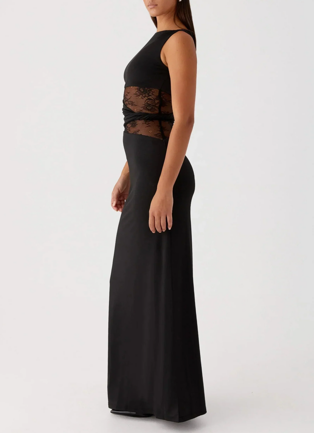 Robe Longue Noire avec Dentelle Raffinée et Découpés Élégants