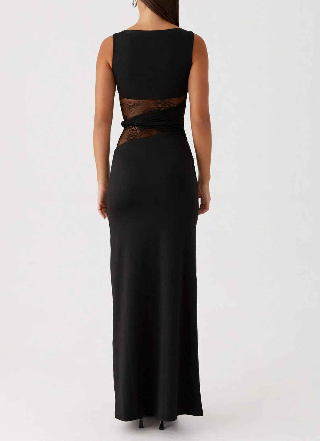 Robe Longue Noire avec Dentelle Raffinée et Découpés Élégants