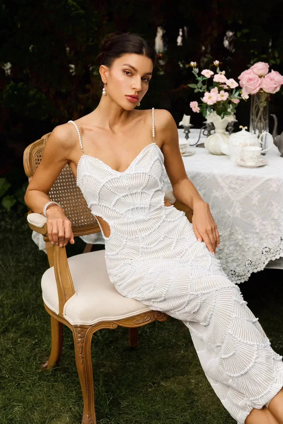 Robe Midi Sculptante à Bretelles avec Découpes Élégantes pour Femme
