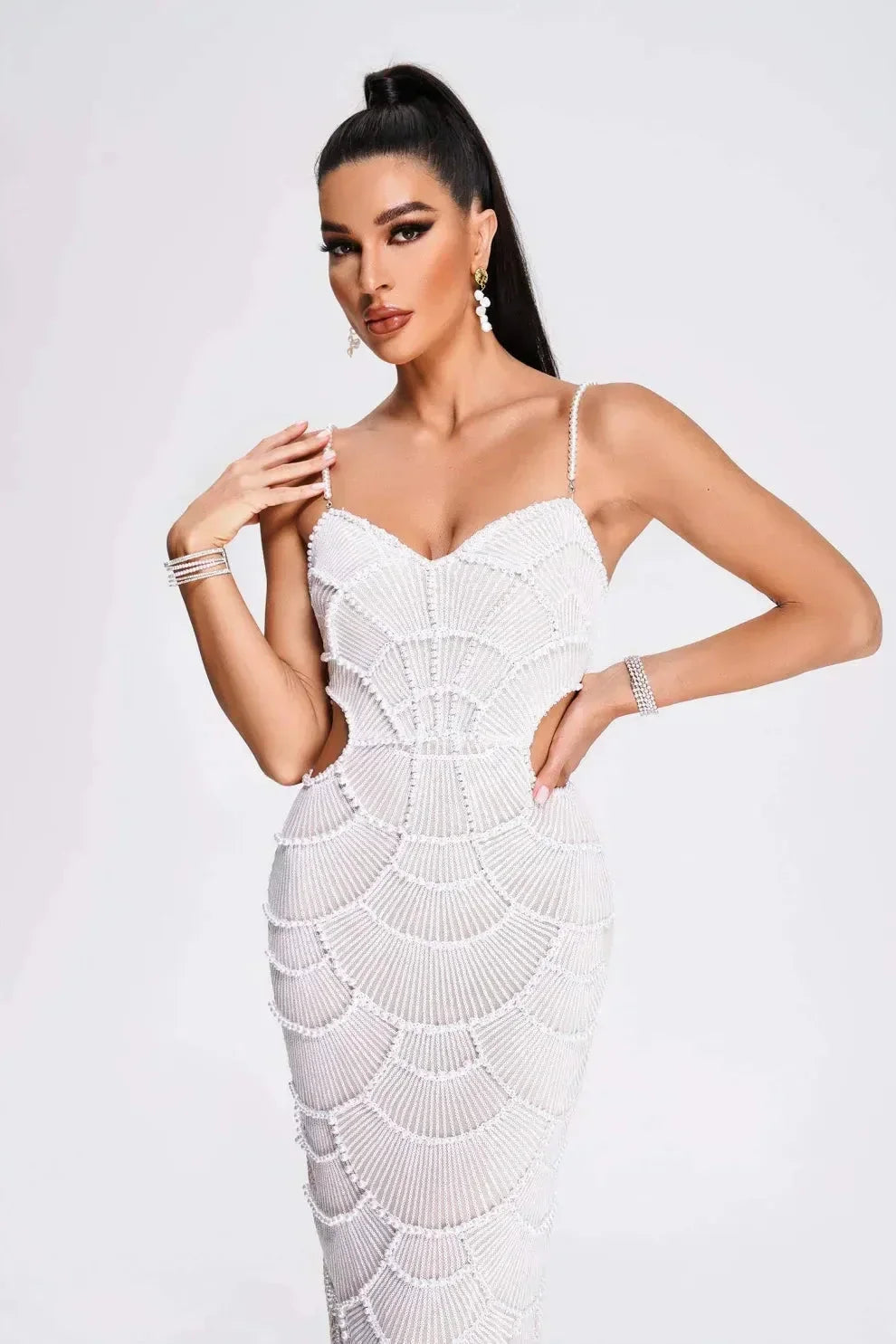 Robe Midi Sculptante à Bretelles avec Découpes Élégantes pour Femme