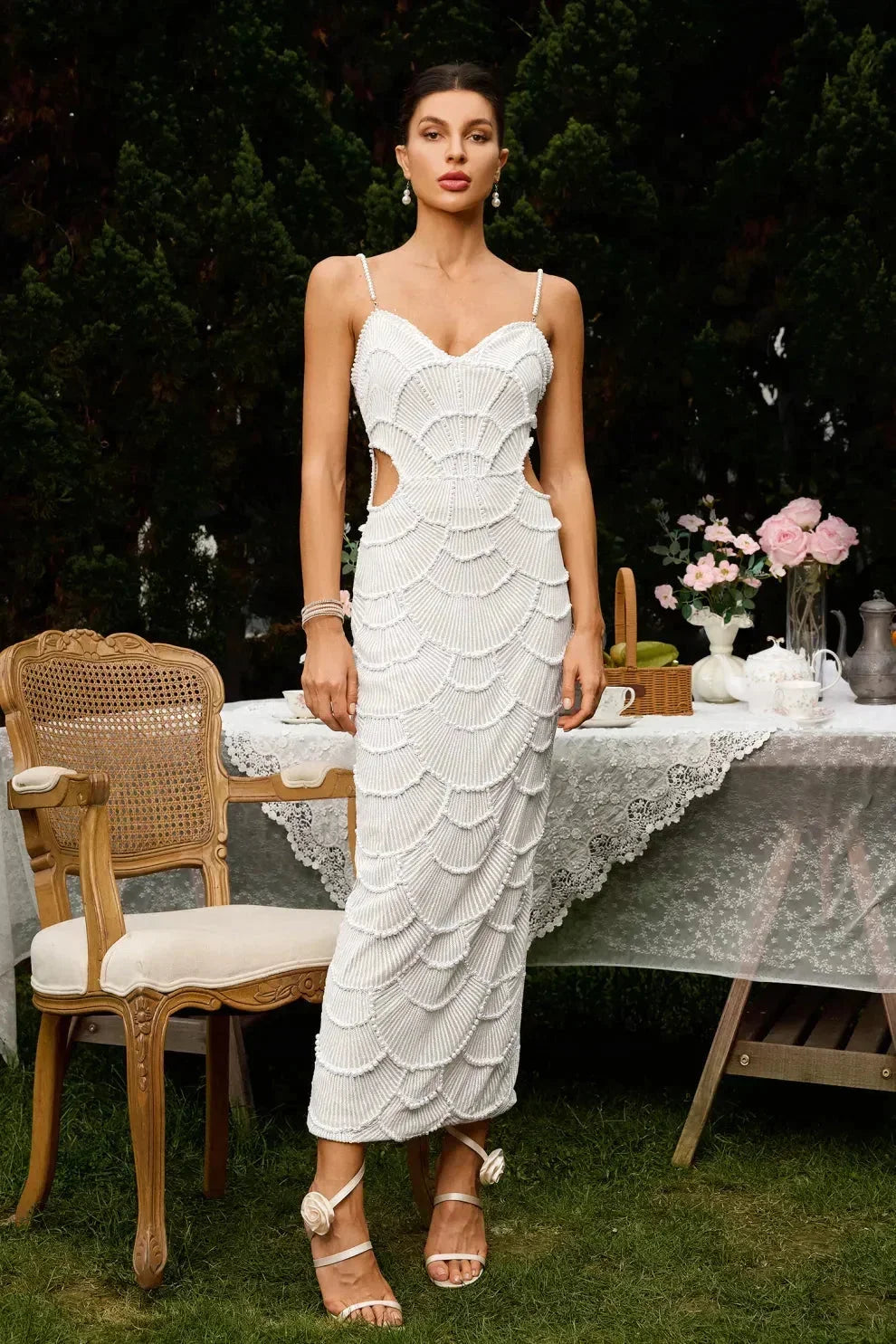 Robe Midi Sculptante à Bretelles avec Découpes Élégantes pour Femme