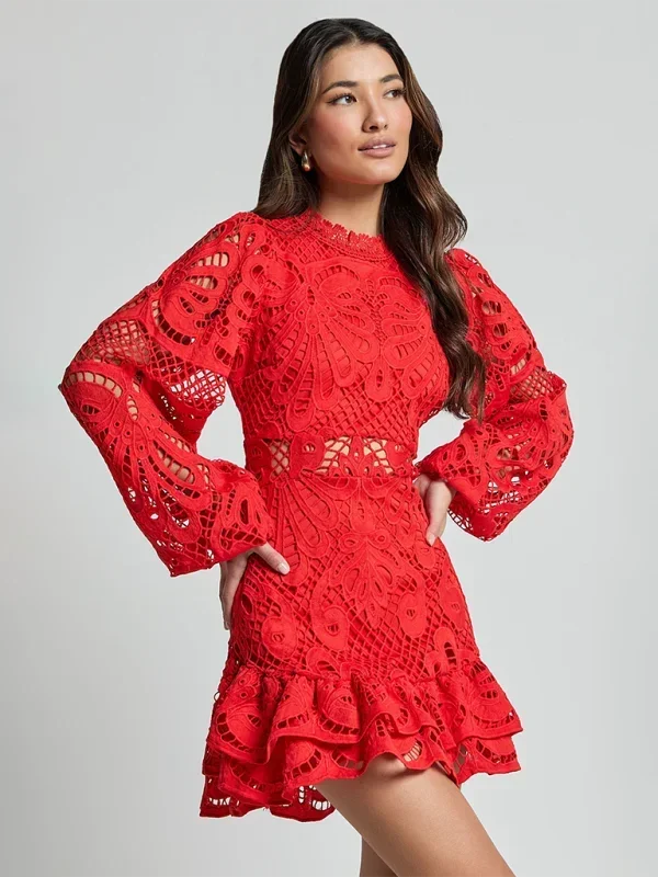 Elegantní mini krajkové šaty s volánky pro ženy