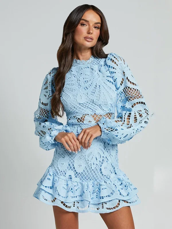 Elegantní mini krajkové šaty s volánky pro ženy