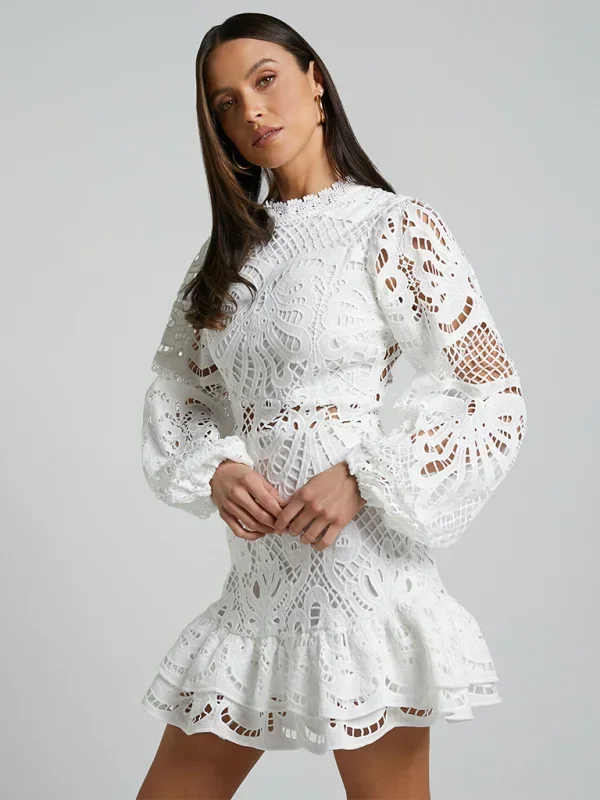 Elegantní mini krajkové šaty s volánky pro ženy