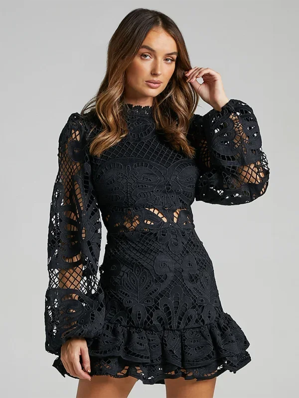Elegantní mini krajkové šaty s volánky pro ženy