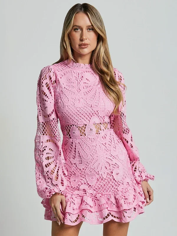 Elegantní mini krajkové šaty s volánky pro ženy