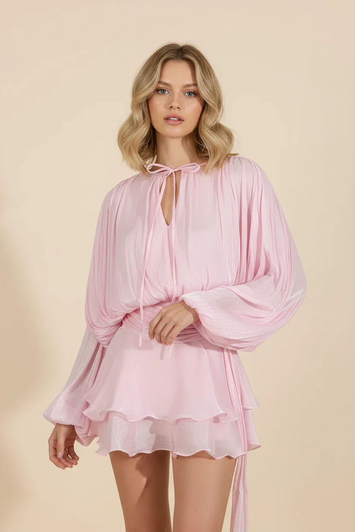 Krátké elegantní šaty s volánky a nabíranými rukávy pro ženy