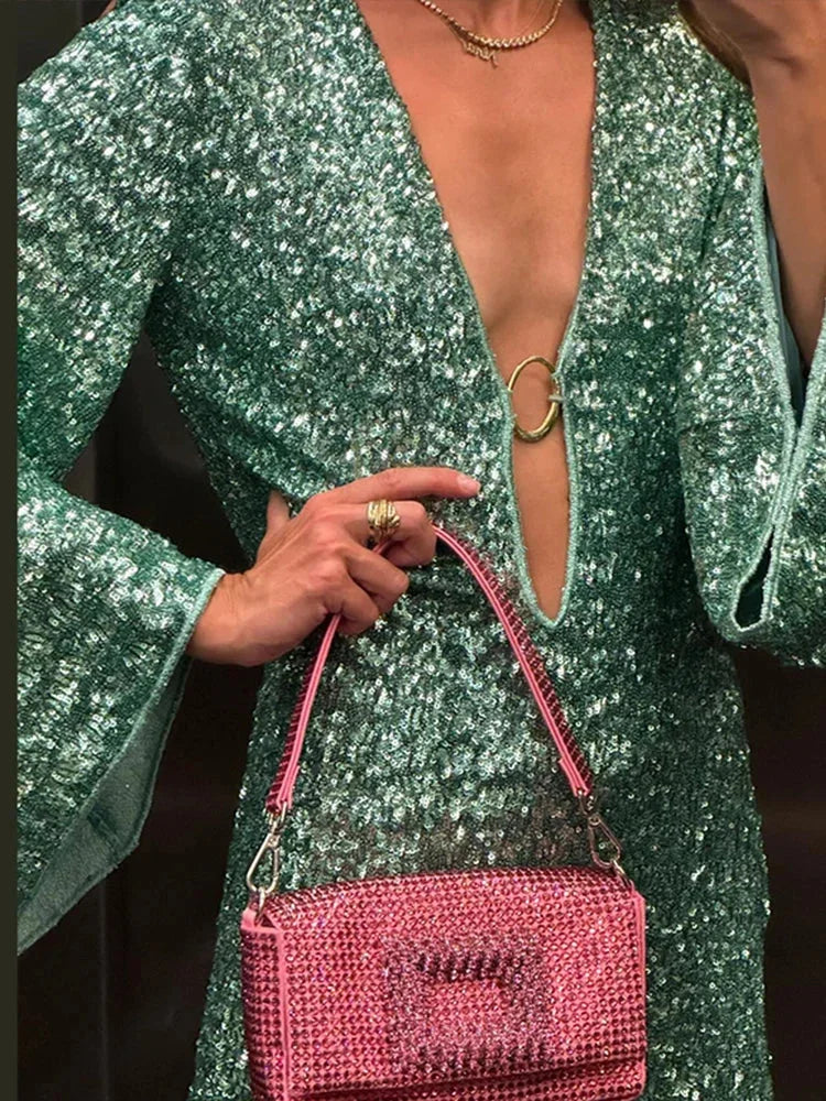 Krátké třpytivé šaty s hlubokým výstřihem pro elegantní a slavnostní ženy