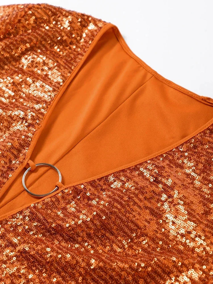 Krátké třpytivé šaty s hlubokým výstřihem pro elegantní a slavnostní ženy
