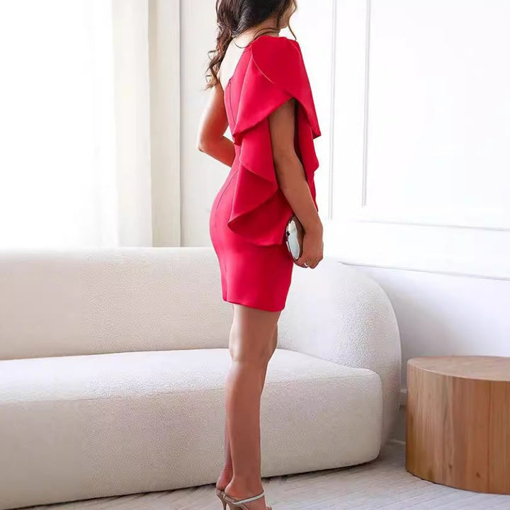 Elegantní koktejlové šaty s přiléhavým střihem
