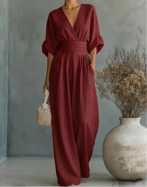 Dámský overal s výrazně tvarovaným pasem, splývavý a elegantní střih